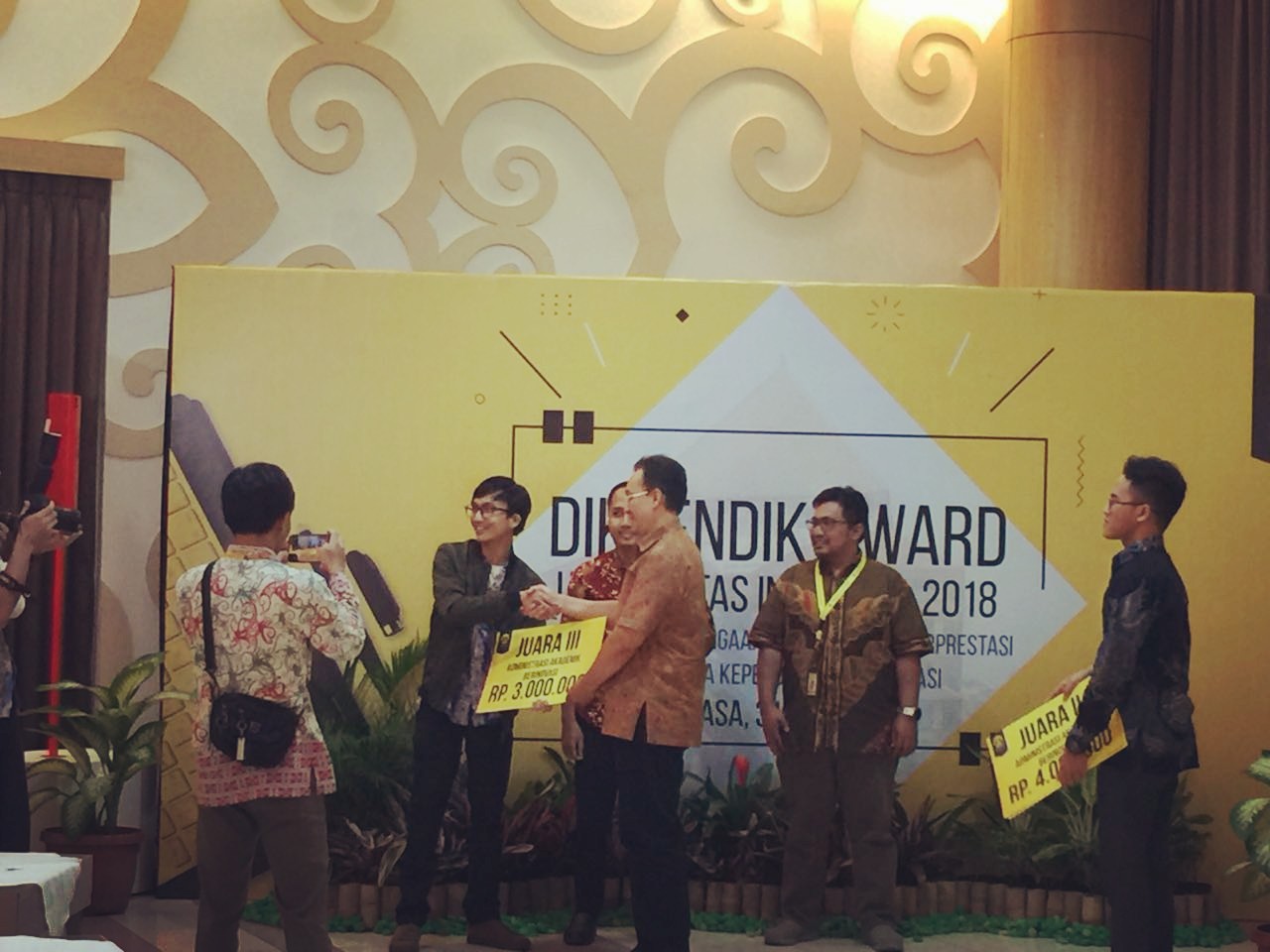 Tendik Vokasi menyabet Juara 3 DIKTENDIK Award UI 2018