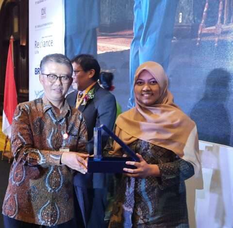 Foto Yulial Hikmah menerima penghargaan Adiwiyata 2022 dari AAMAI