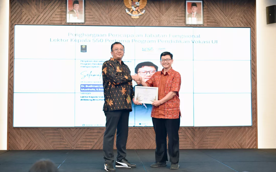 Direktur Vokasi UI Berikan Penghargaan kepada Lektor Kepala Pertama di Lingkungan Program Pendidikan Vokasi Universitas Indonesia