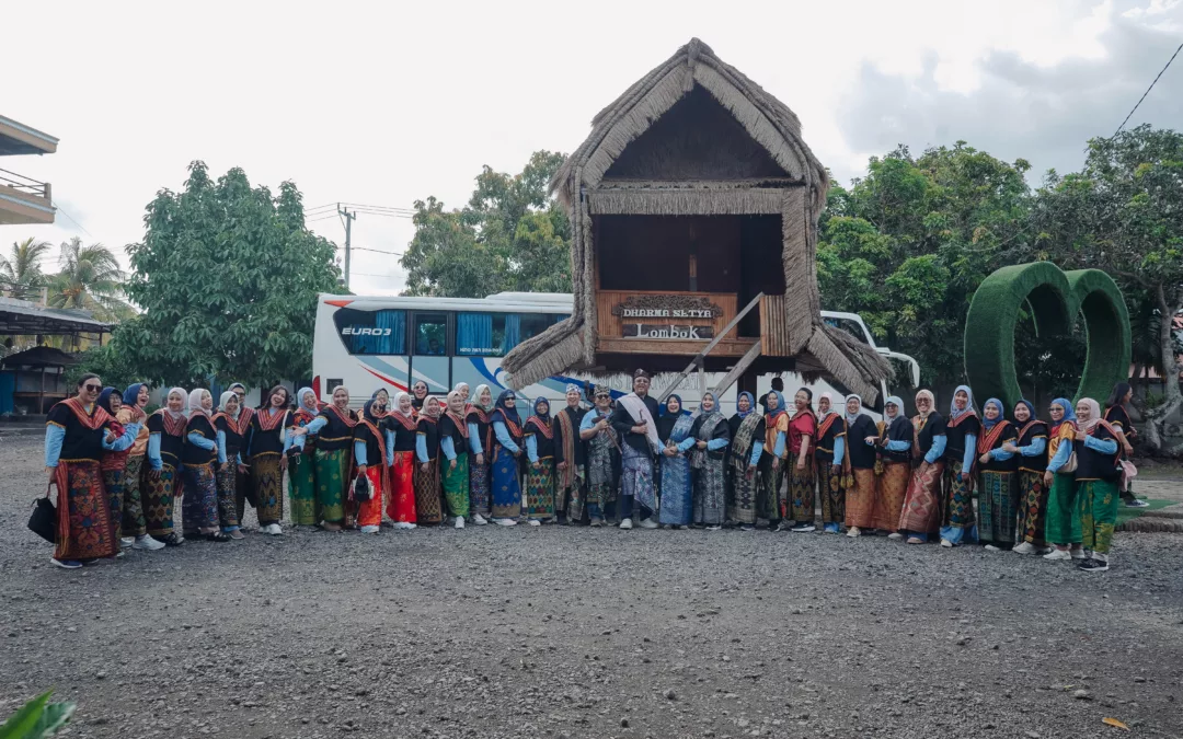 Tingkatkan Upaya Pelestarian dan Perlindungan, serta Bangga dengan Warisan Budaya, Dosen dan Tenaga Kependidikan Vokasi UI Kenakan Pakaian Adat Khas Sasak